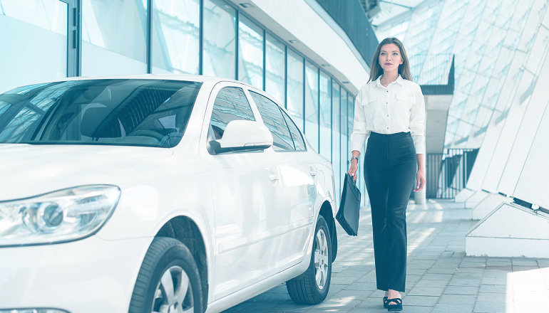 mujer saliendo del trabajo sin saber que pasaría si tiene un accidente con un coche de empresa y todo lo que puede reclamar